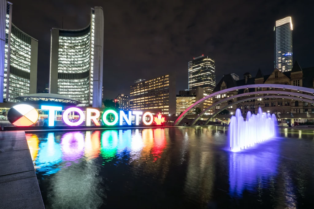 Nathan Phillips Square — to tutaj bije serce miasta 