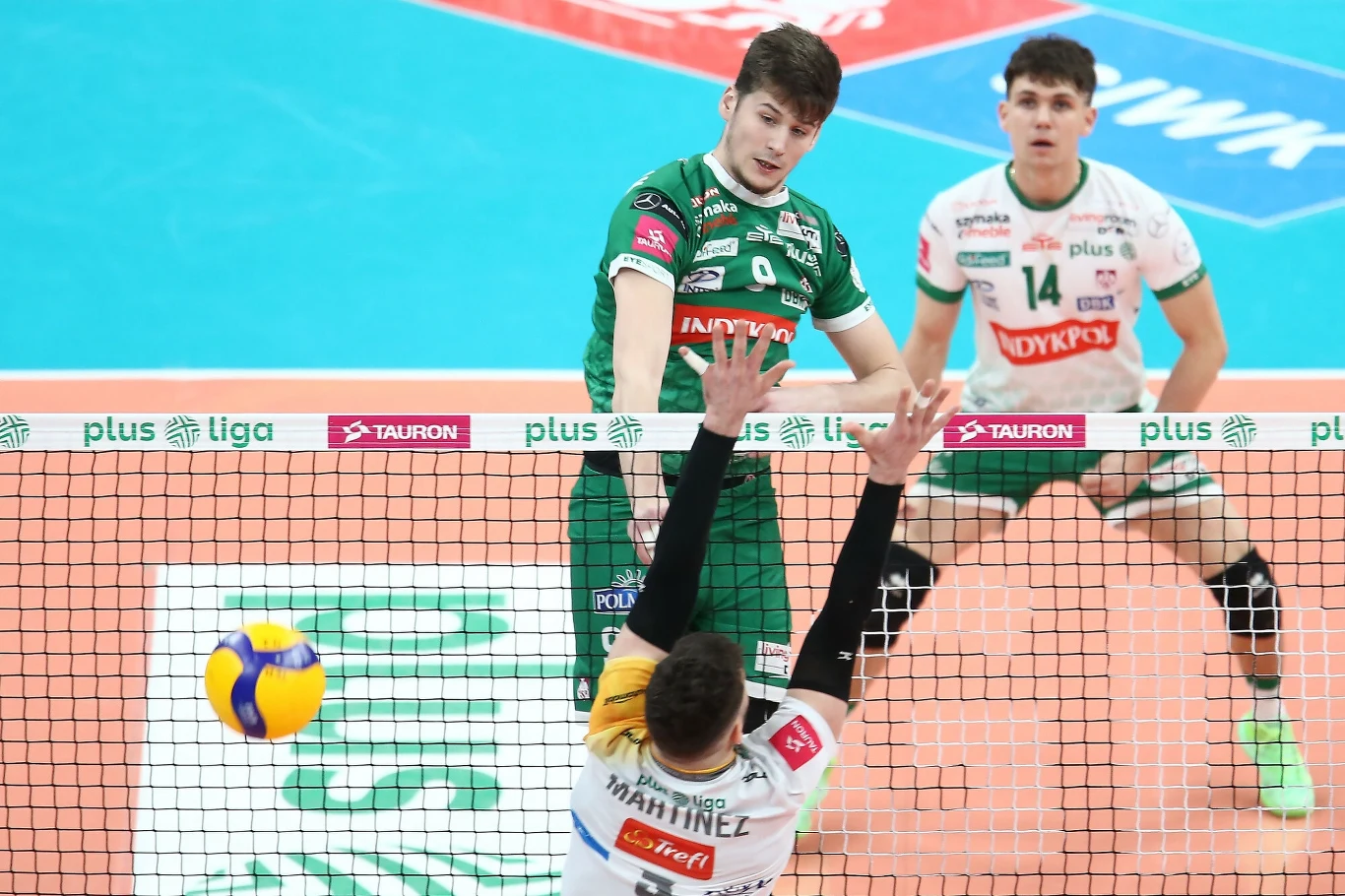 Szymon Jakubiszak (w zielonej koszulce), środkowy Indykpolu AZS Olsztyn