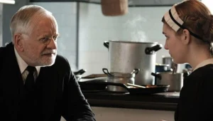 Andrzej Seweryn i Sophie Nélisse w filmie "Przysięga Ireny"