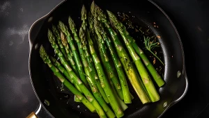 Właśnie zaczął się na nie sezon. Tak przygotujesz idealne szparagi z patelni