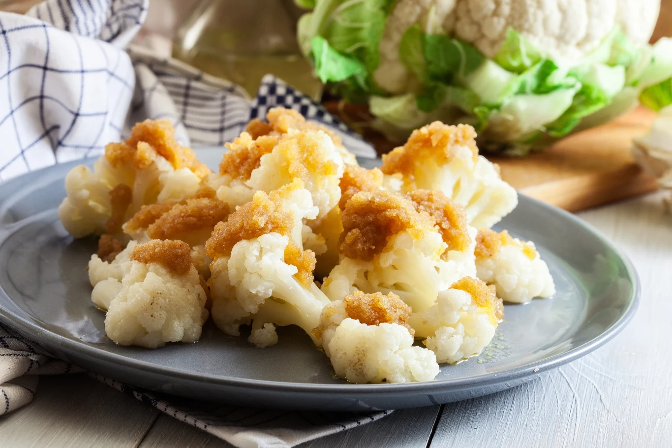 Kalafior możemy jeść jako przekąskę z masłem i bułką tartą. 