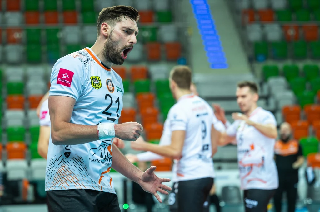 Siatkarze KHGM Cuprum Lubin (na pierwszym planie Kamil Kwasowski) Siatkarze KHGM Cuprum Lubin (na pierwszym planie Kamil Kwasowski)