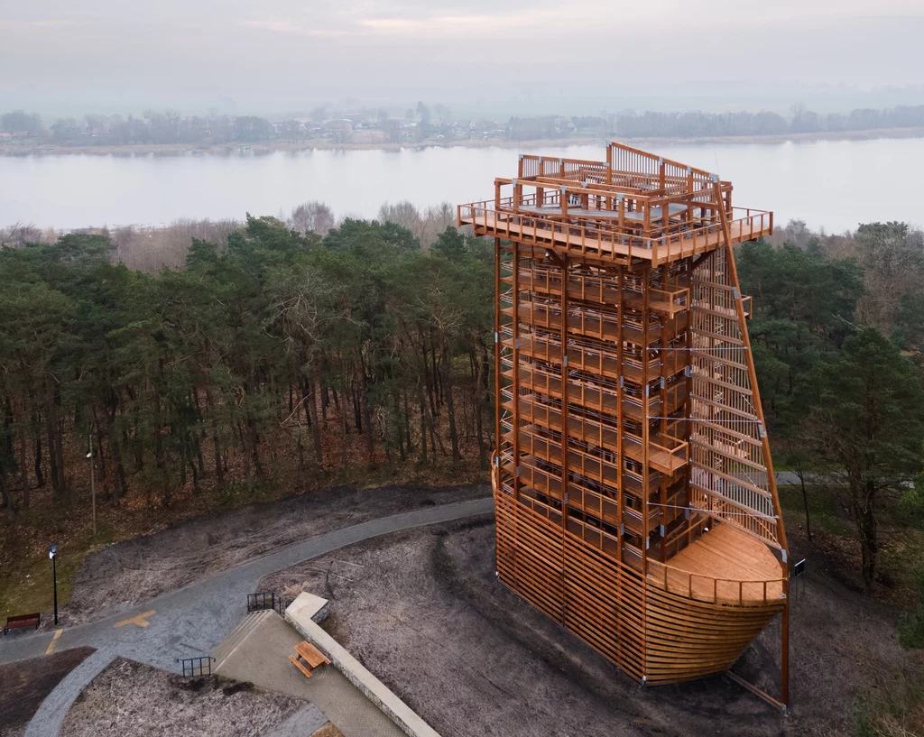 Nowa wieża widokowa w Wolinie ma nietypowego stróża