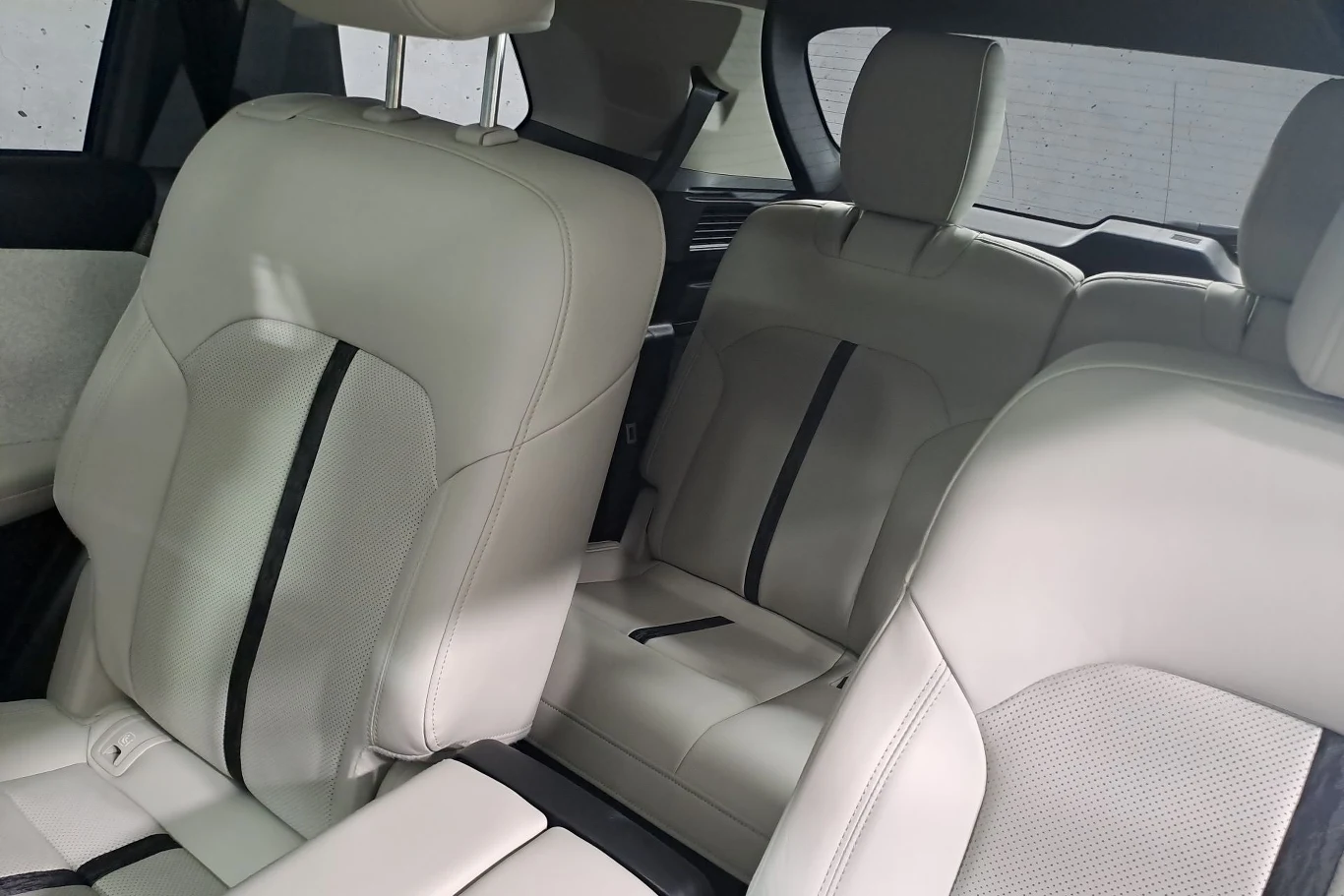 W trzecim rzędzie siedzeń mają komfortowo podróżować osoby o wzroście do 170 cm.