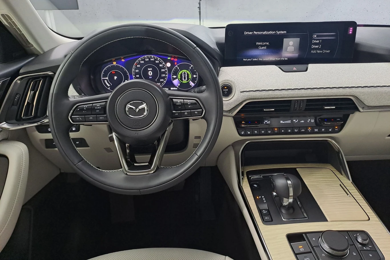 Przed kierowcą znajduje się wyświetlacz o przekątnej 12,3 cala.