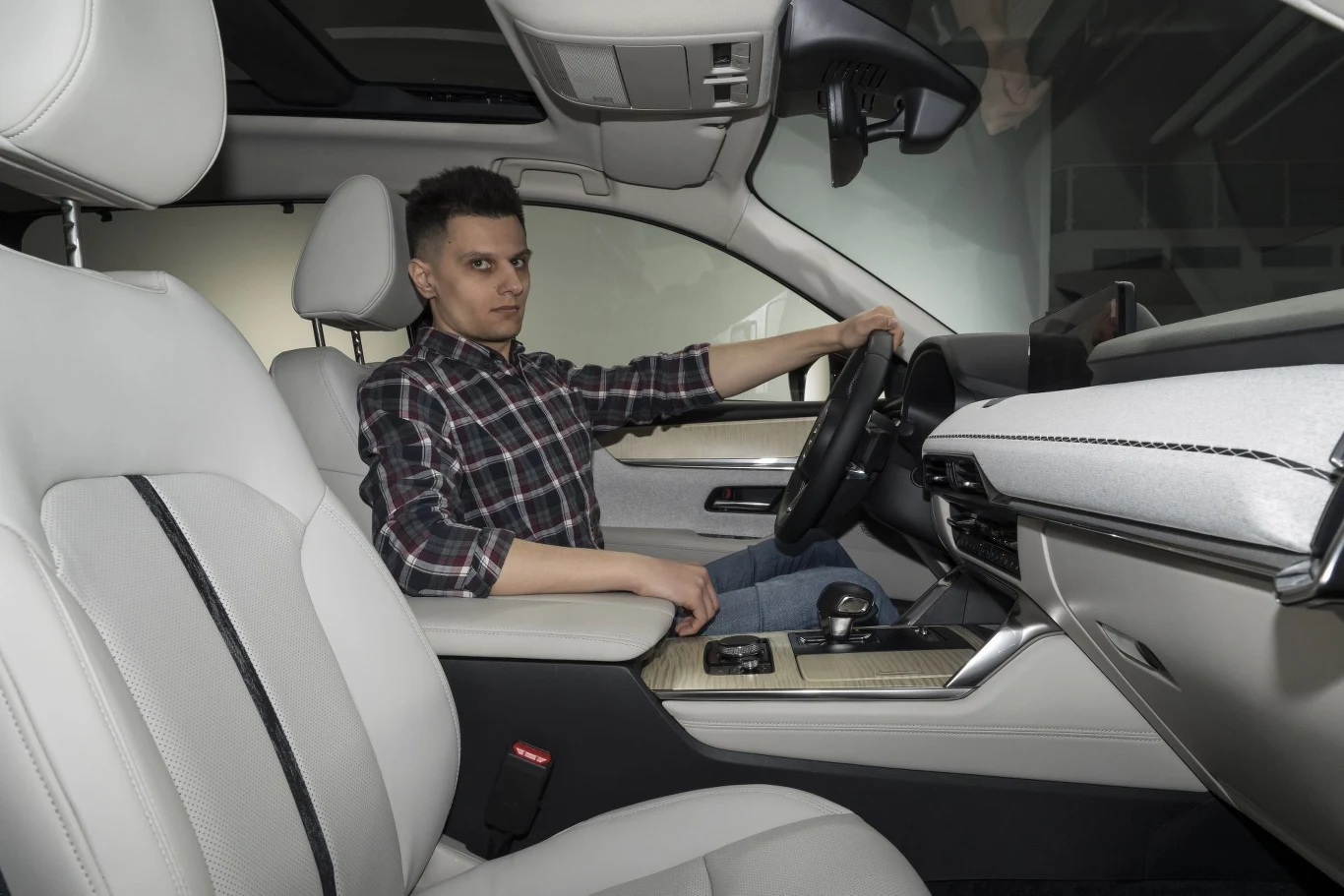 System sam oceni nasze wymiary i dostosuje pozycję za kierownicą.