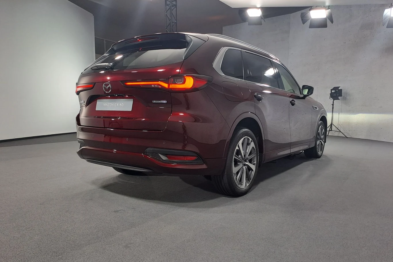 Stylistyka Mazdy CX-80 (np. tylne światła) jest łudząco podobna do mniejszego modelu - CX-60.