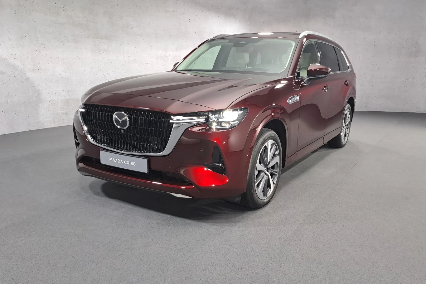 Mazda CX-80 jest o 25 cm dłuższa i o 2,4 cm wyższa od modelu CX-60.