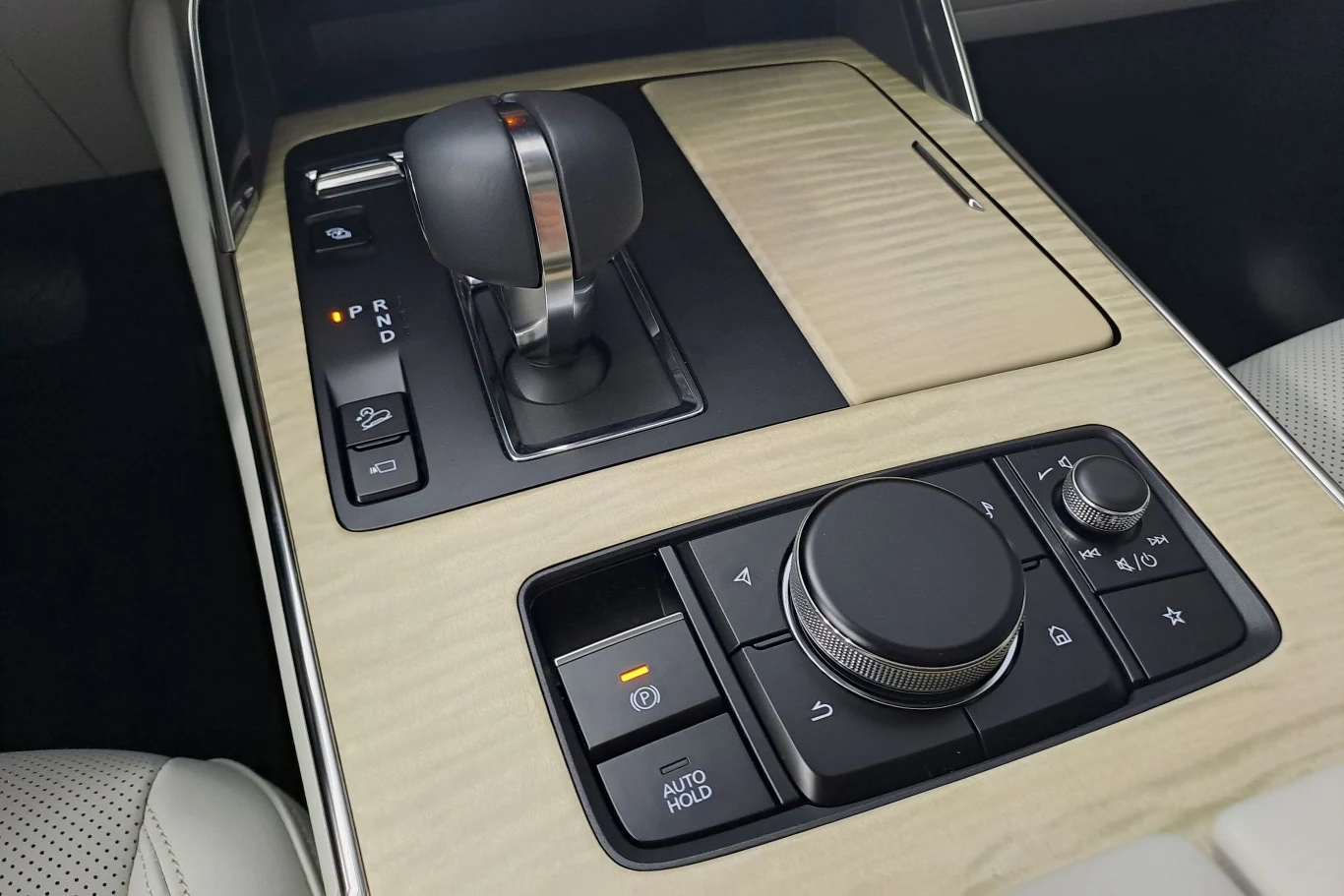 Oba układy napędowe współpracują z ośmiobiegową skrzynią automatyczną. W obu też znajdziemy stały napęd na cztery koła.