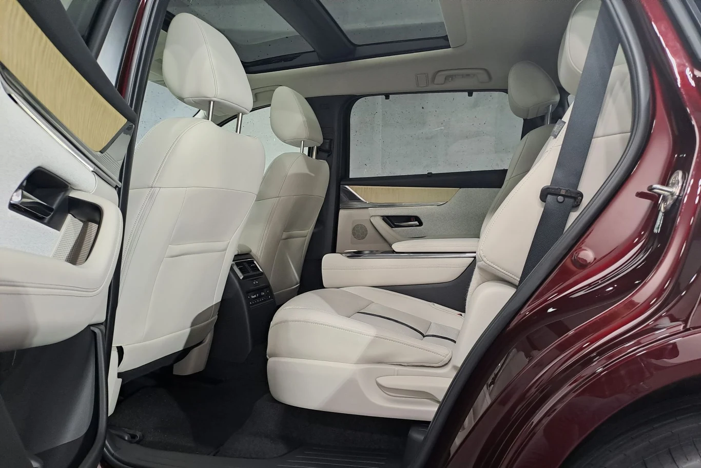 Dostęp do trzeciego rzędu foteli jest stosunkowo prosty m.in. za sprawą szeroko otwieranym tylnym drzwiom.