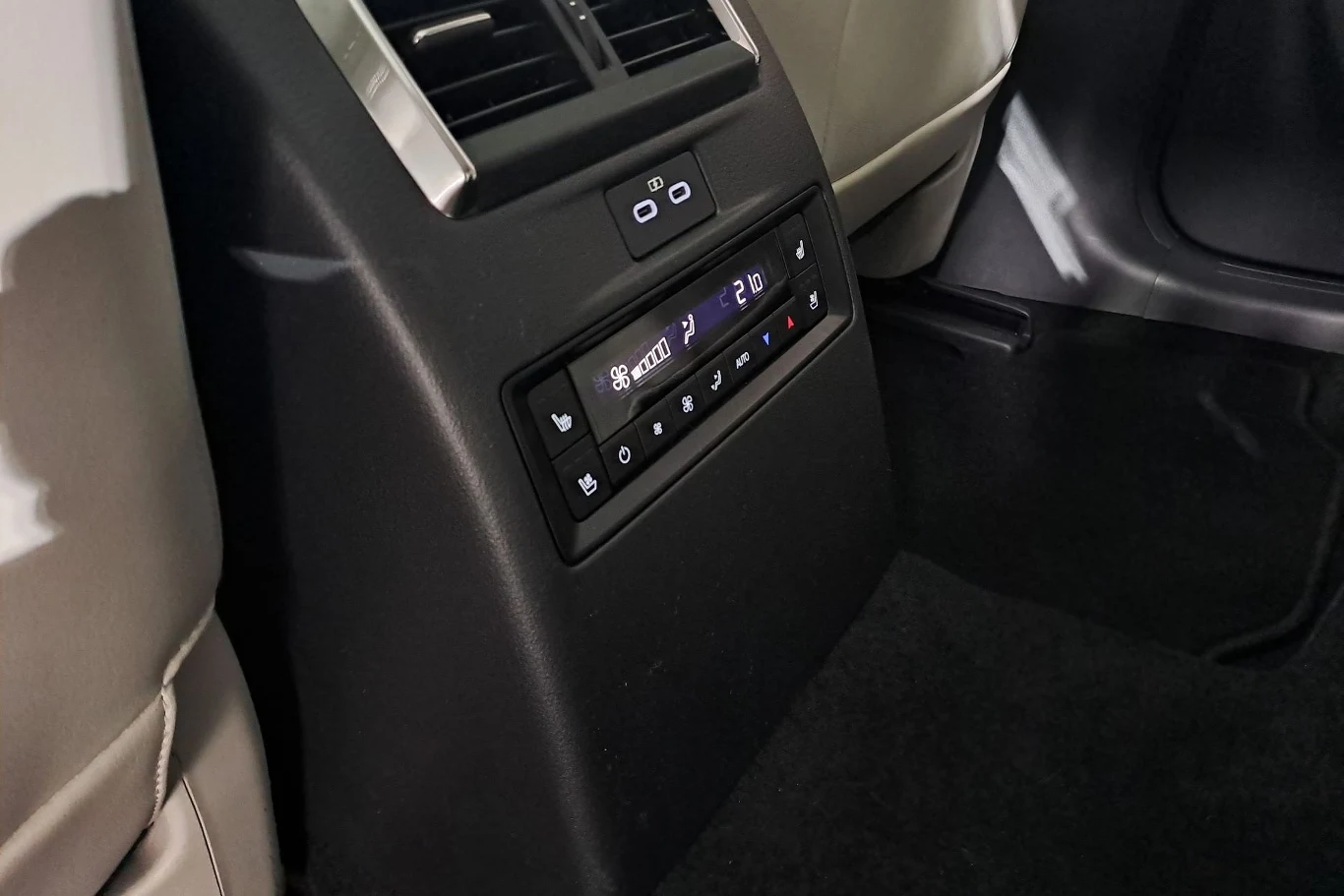 Klimatyzację dla drugiego i trzeciego rzędu foteli możemy obsługiwać z poziomu panelu znajdującego się w drugim rzędzie.