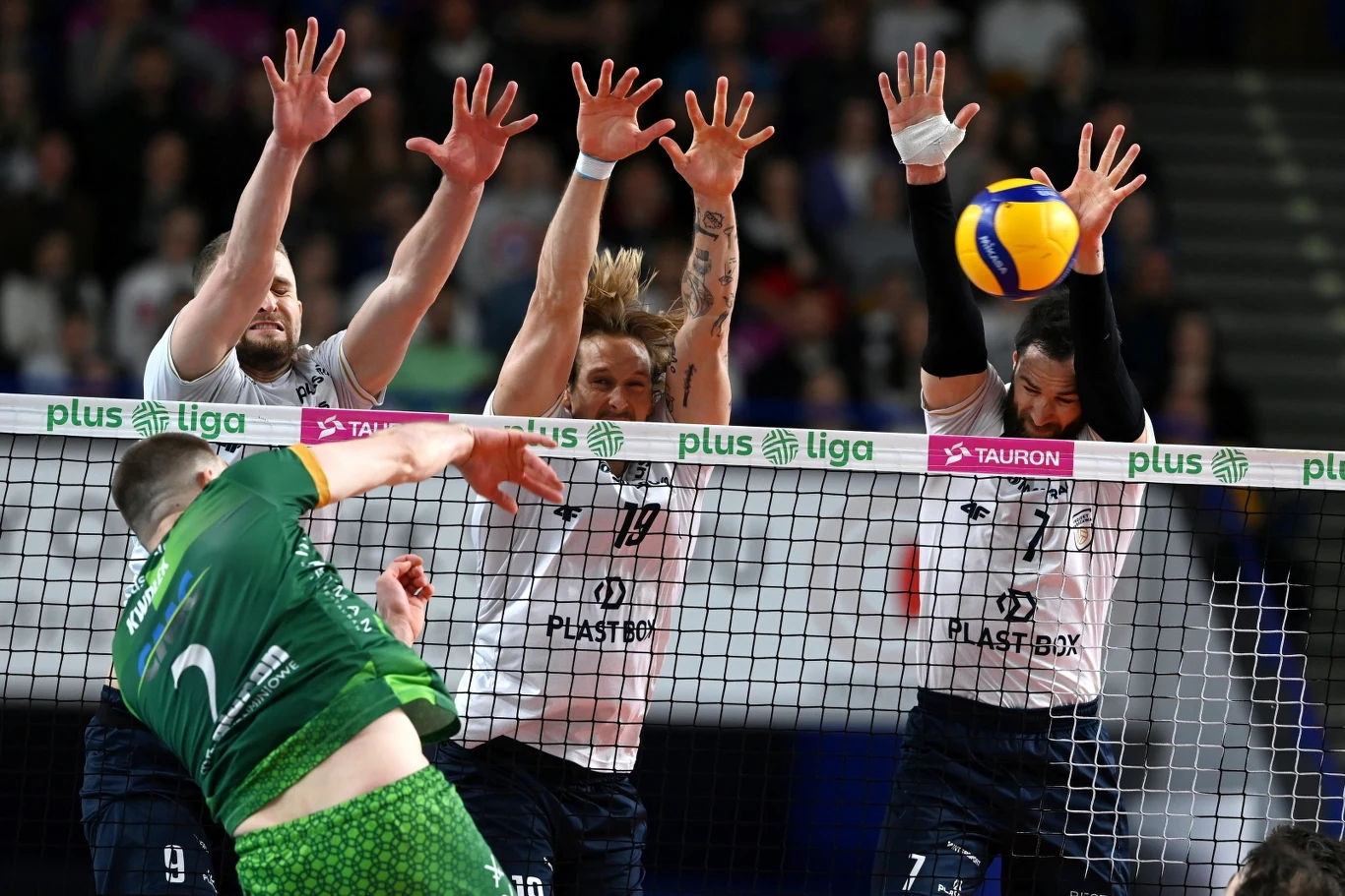 Bartosz Kwolek z Aluronu CMC Warty Zawiercie przebija się przez blok Projektu Warszawa