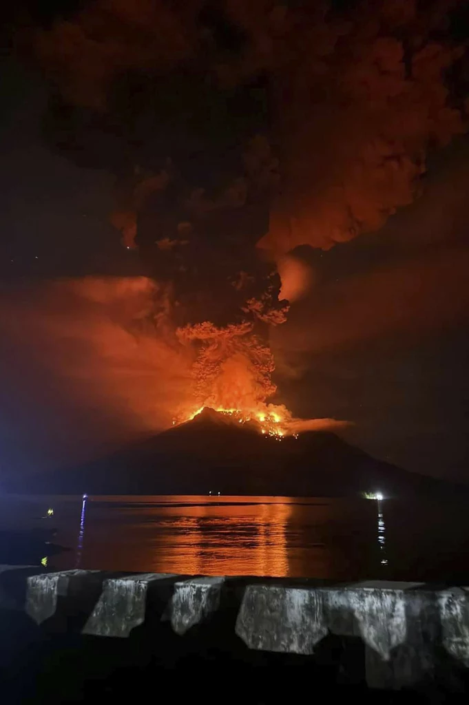 Niezwykłe zdjęcie eksplodującego wulkanu Ruang