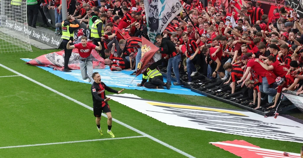 Florian Wirtz musiał powstrzymywać kibiców od wbiegnięcia na boisko