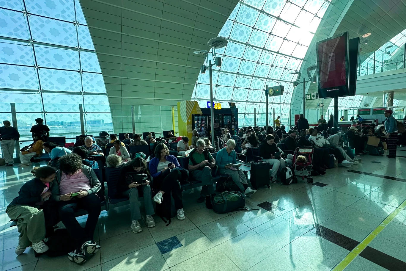 Pasażerowie na lotnisku w Dubaju Pasażerowie na lotnisku w Dubaju