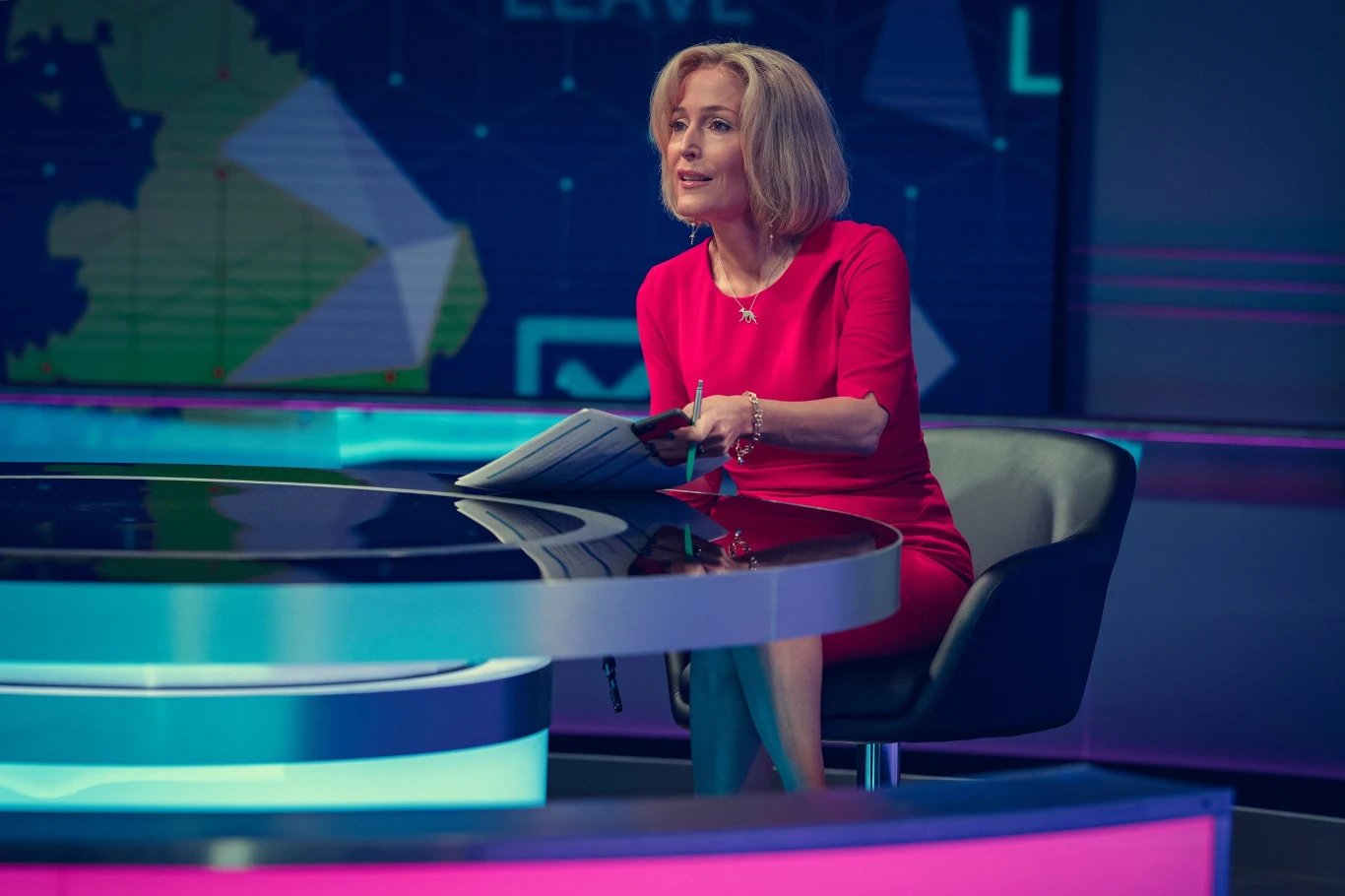 Gillian Anderson w roli Emily Maitlis w filmie "Mocny temat" 