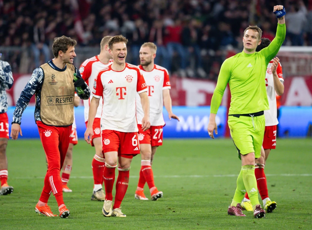 Manuel Neuer (z podniesioną ręką)