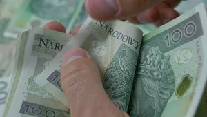 Do 33 dni to pracodawca płaci pensję choremu pracownikowi. Po upływie tego czasu obowiązek przechodzi na ZUS