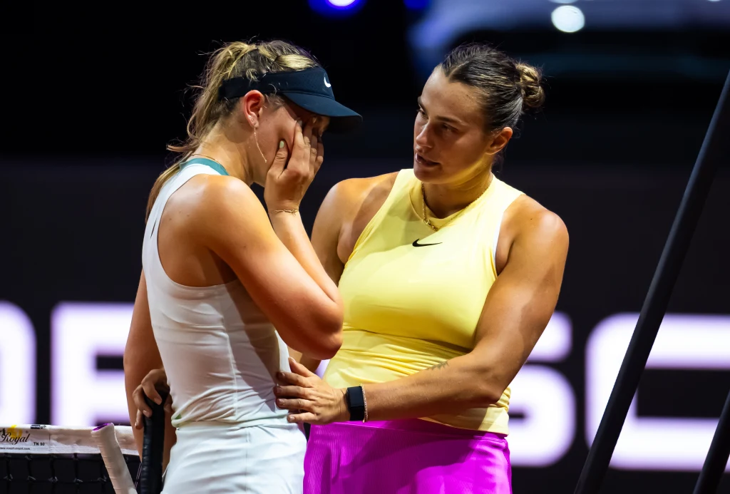 Aryna Sabalenka pocieszająca Paulę Badosę