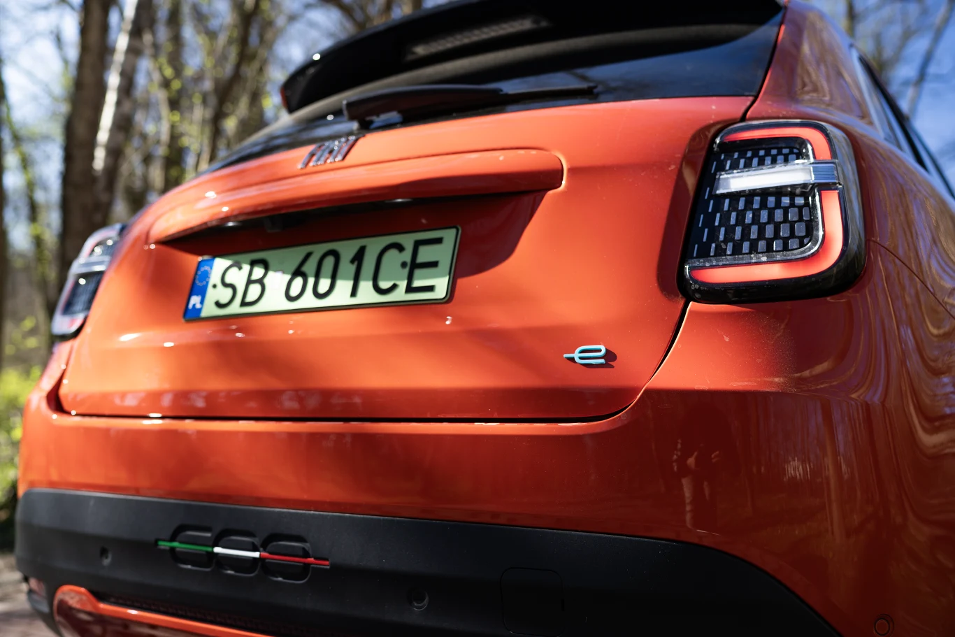 Tylne światłą 600e mają znajomy kształt, ale otrzymały własny design