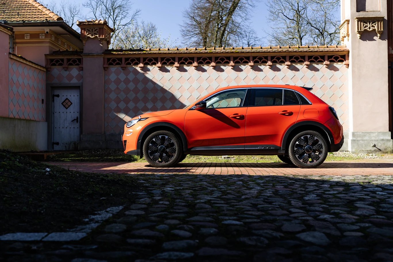 Fiat 600e to crossover, ale swoją bryłą nawiązuje do kultowej "500"
