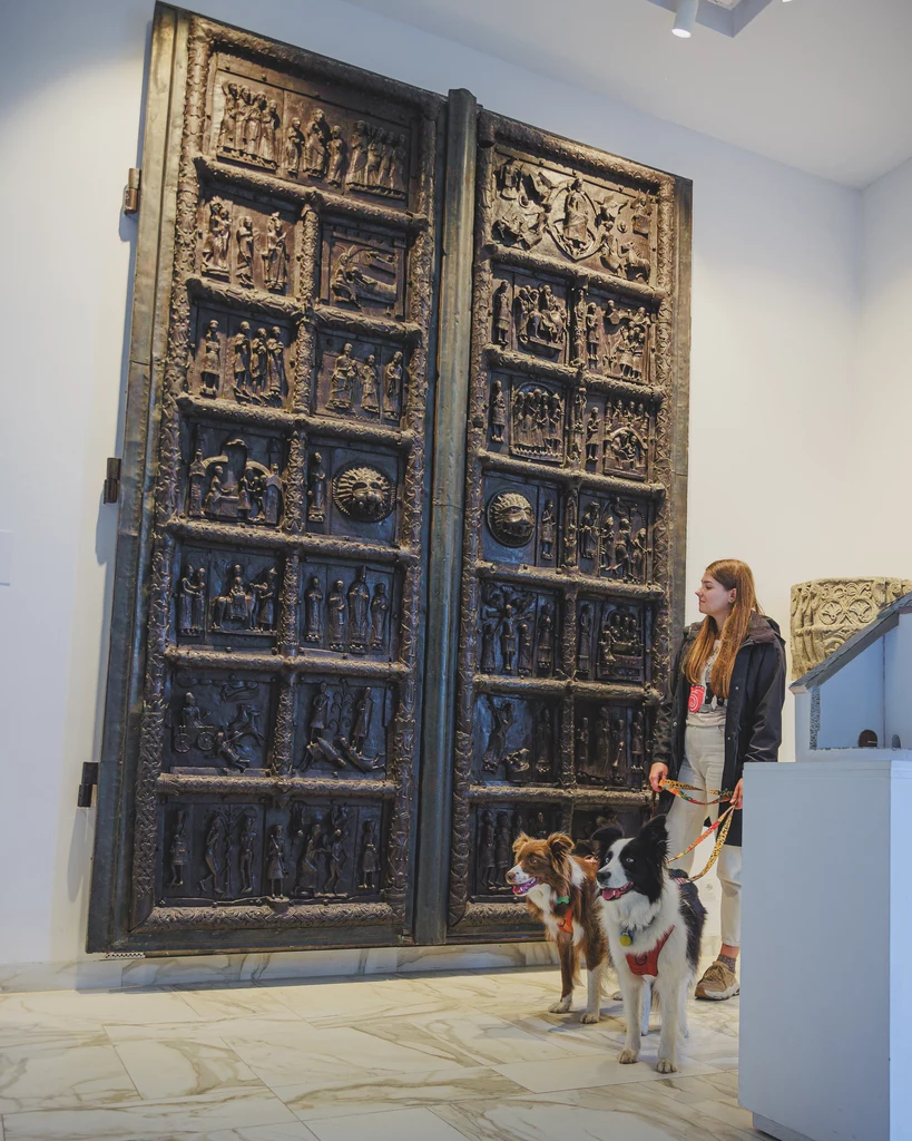 Bona i Cola zwiedziły już niejedno muzeum, czy skansen. Tu w Muzeum Początków Państwa Polskiego