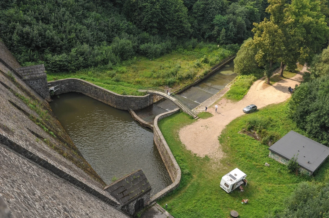 Zapora wodna na rzece Bystrzyca.