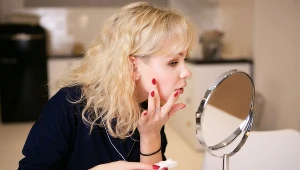 Robisz to podczas makijażu? Nieświadomie dodajesz sobie 10 lat