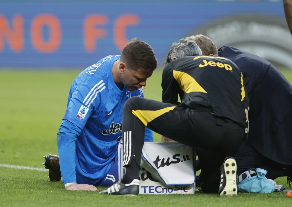 Wojciech Szczęsny potrzebował pomocy medycznej podczas meczu Torino - Juventus Wojciech Szczęsny potrzebował pomocy medycznej podczas meczu Torino - Juventus