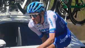 Fatalne obrazki na trasie. Poważny wypadek kolarza 