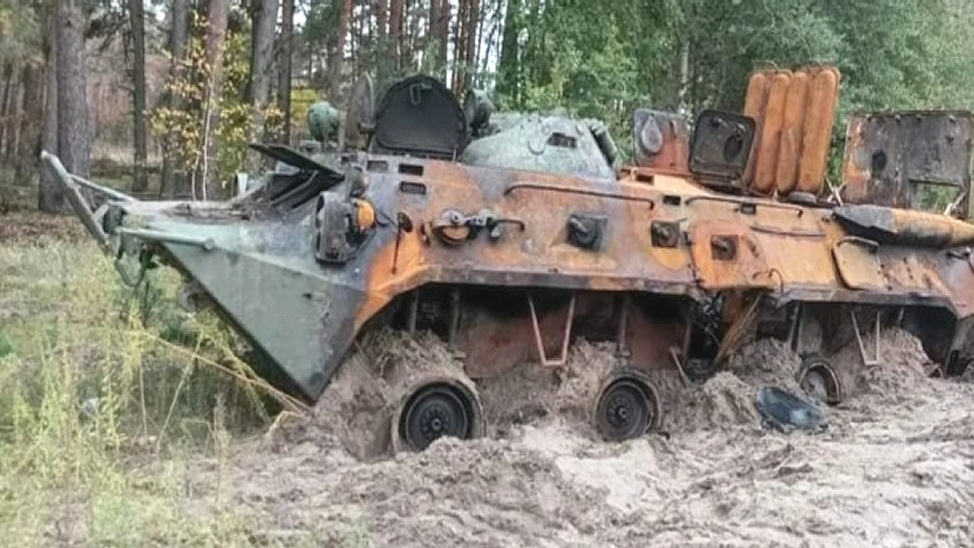 Rosjanie ukryli się przed dronem w transporterze opancerzonym Rosjanie ukryli się przed dronem w transporterze opancerzonym