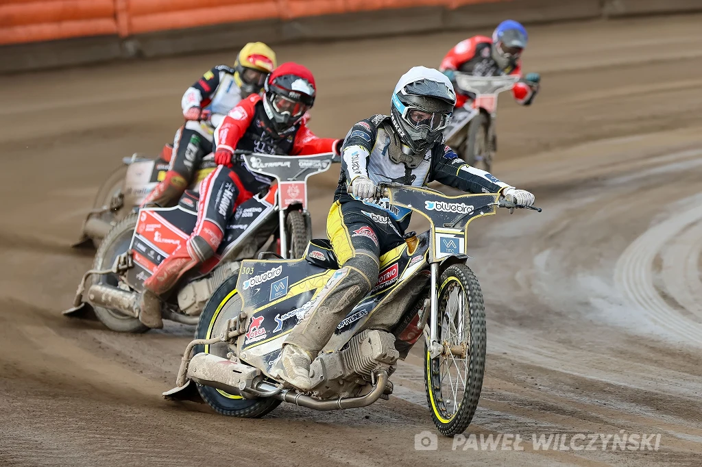Adrian Cyfer na prowadzeniu. Mecz Unii Tarnów ze Startem Gniezno. Adrian Cyfer na prowadzeniu. Mecz Unii Tarnów ze Startem Gniezno.