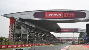 Wypełnione po brzegi trybuny toru pod Szanghajem podczas pierwszego treningu F1 w sezonie 2024