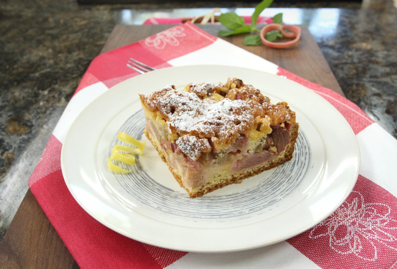 Ciasto z rabarbarem - idealne na majówkę Ciasto z rabarbarem - idealne na majówkę