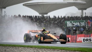 Lando Norris podczas deszczowych kwalifikacji do sprintu w Chinach