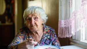 Tak podkręcisz apetyt u seniora. Pomocne będą zioła i witaminy 