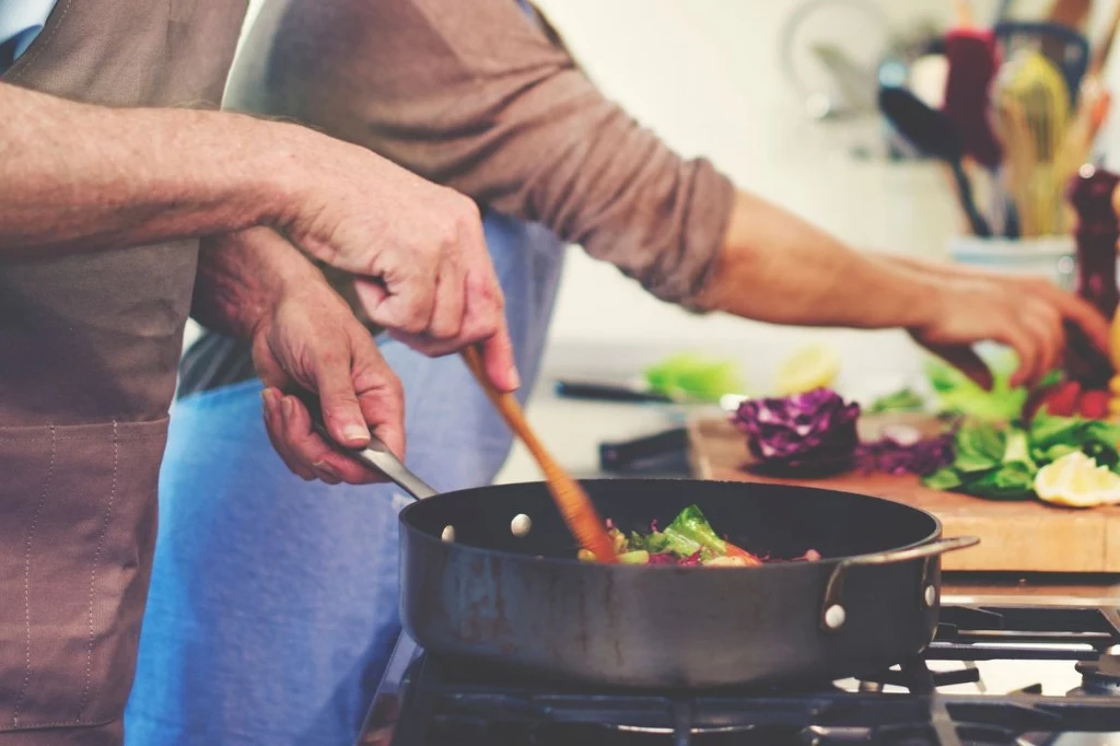 Wspólne przygotowywanie posiłków może pobudzić apetyt. Warto zadbać także o wspólne siadanie do stołu