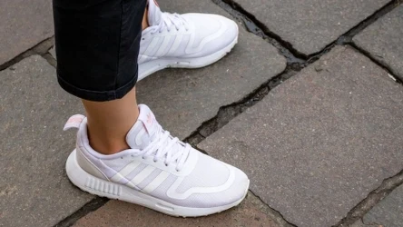 Białe sneakersy Adidas na promocji! 