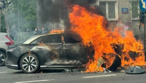 Pożar elektryka w Warszawie. Lucid Air za milion złotych spłonął po wypadku