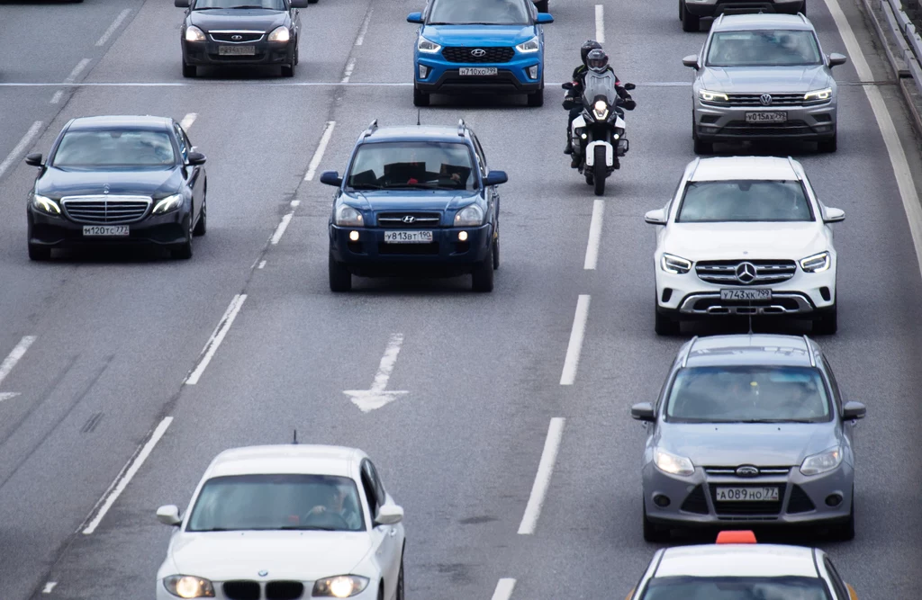 Rosjanie znaleźli sposób na import samochodów z Unii Europejskiej. Używane auta trafiają do Rosji przez Białoruś. W procederze pomagają Niemcy, Polacy i Litwini