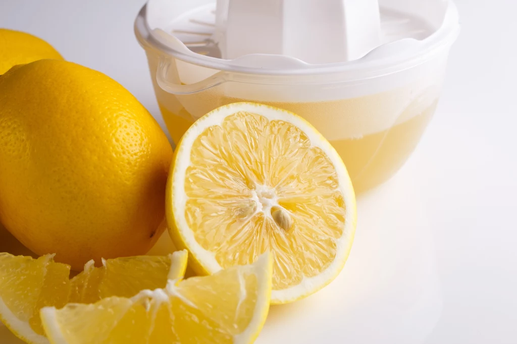W jaki sposób wycisnąć sok z cytryny?