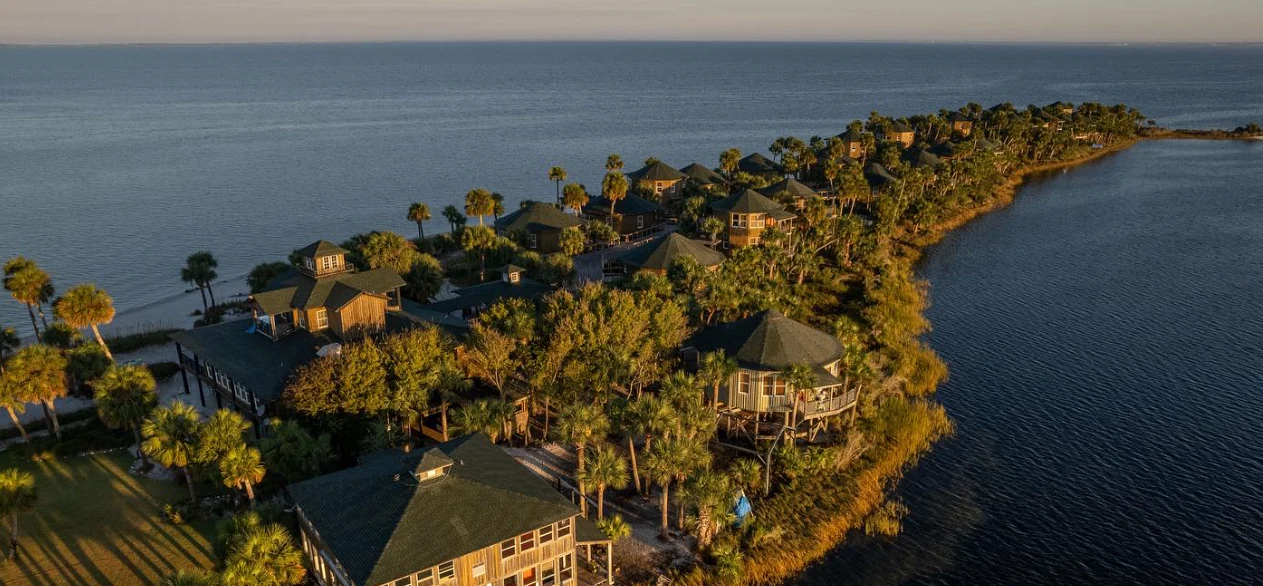 Bungalowy to małe domki wybudowane na wyspie. Źródło: Facebook @Blacks Island