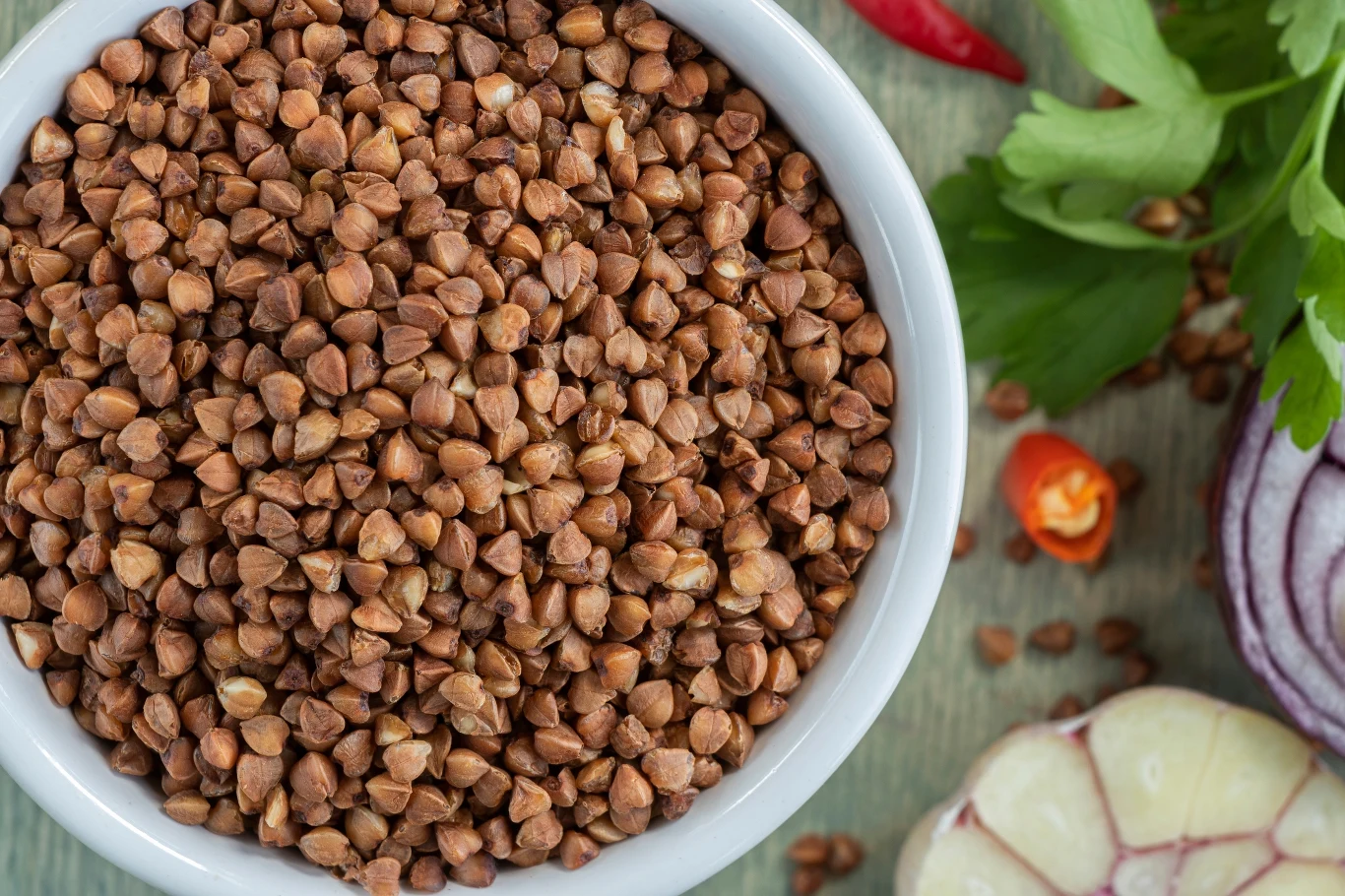 Sirtuiny zawiera m.in. kasza gryczana, chilli, zielona pietruszka oraz czerwona cebula 