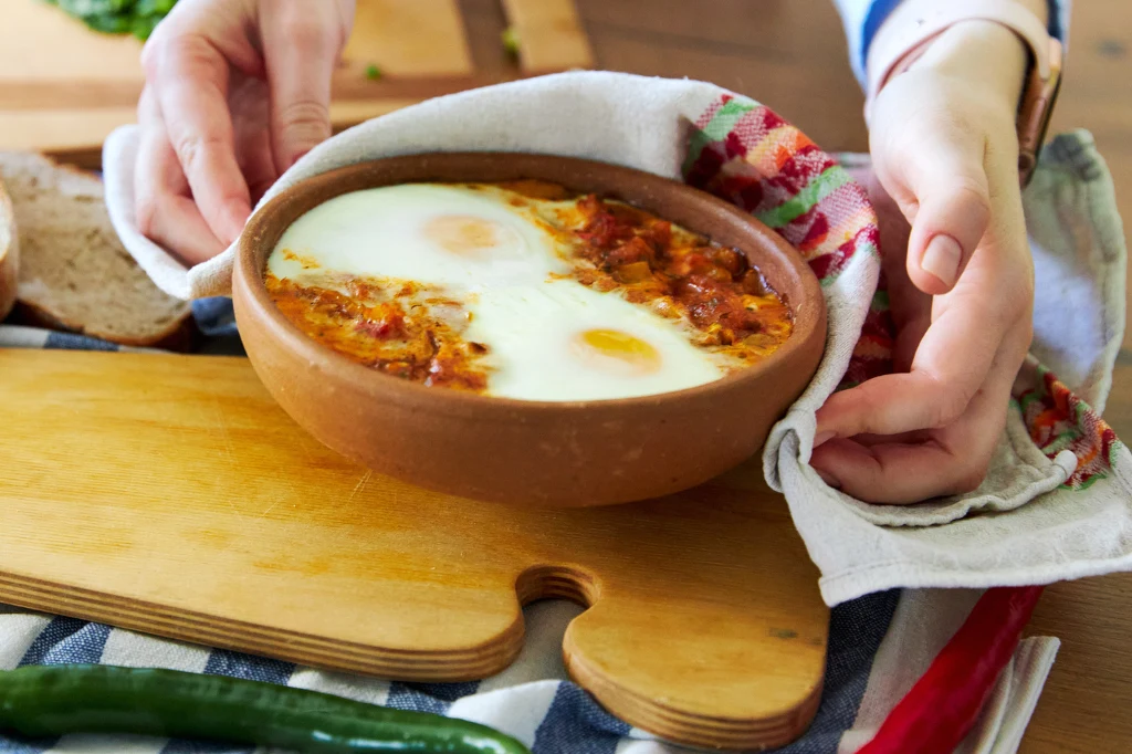 Szakszuka to nie tylko jajka, ale też pomidory, czosnek oraz inne warzywa Szakszuka to nie tylko jajka, ale też pomidory, czosnek oraz inne warzywa