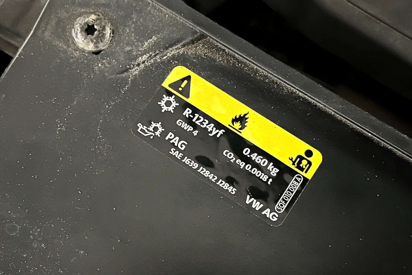 Czynnik R1234yf jest bardziej przyjazny środowisku, ale również droższy Czynnik R1234yf jest bardziej przyjazny środowisku, ale również droższy