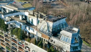 Wkrótce rusza rozbiórka "kosmicznej" willi. Po 30 latach nadbudowa zniknie z dachu bloku