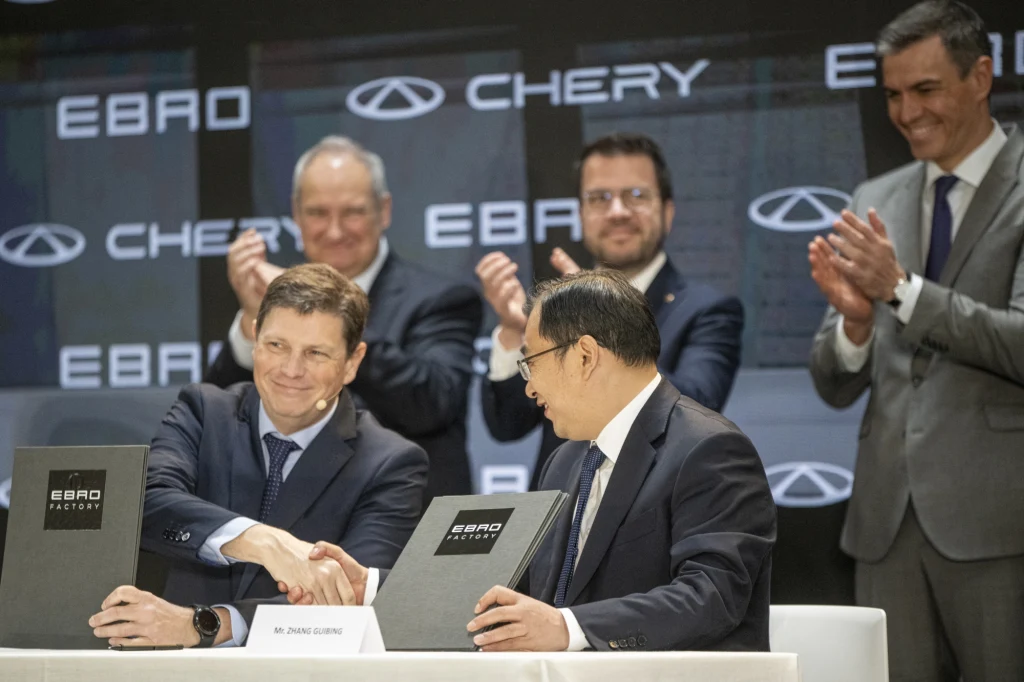 Symboliczne otwarcie fabryki Ebro Factory w Barcelonie. Dokumenty podpisują prezes EBRO Pedro Calef i wiceprezes Chery Zhang Guibing