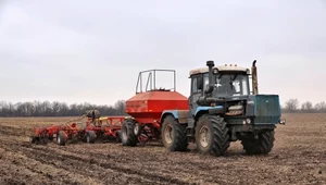 Prace polowe w rejonie Odessy na Ukrainie, marzec 2024 r.