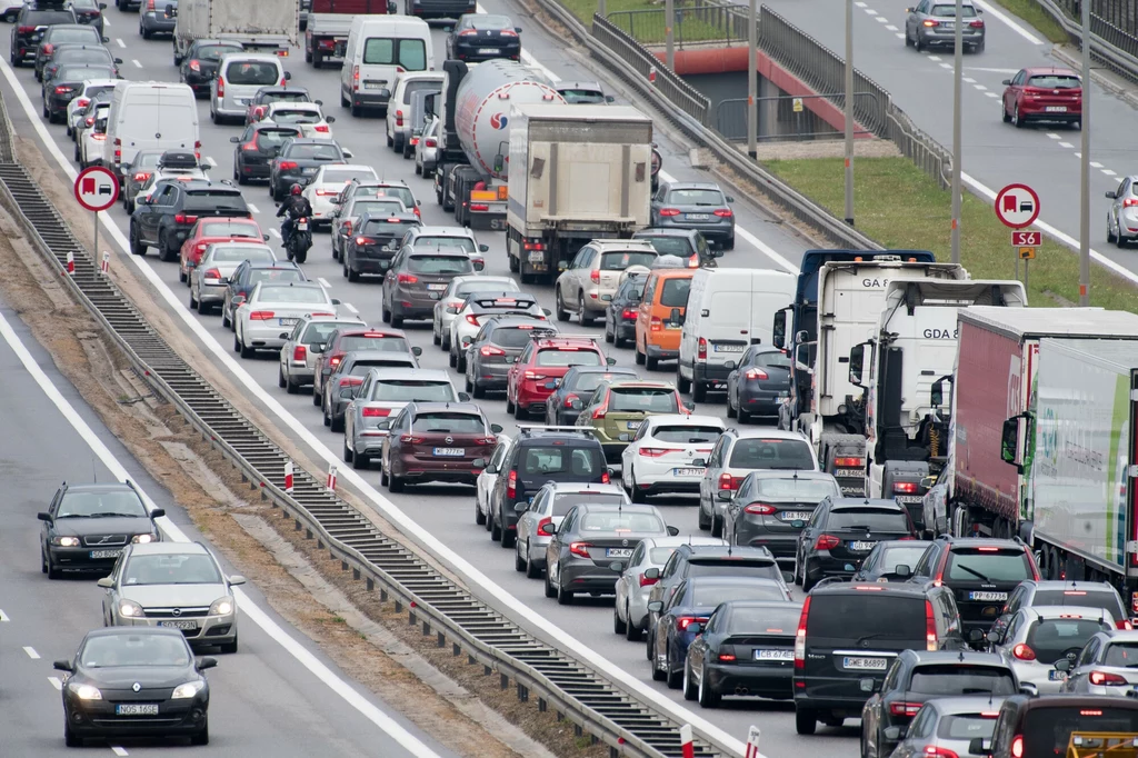 Rządzący zapowiadają, że podatek od samochodów zostanie wykreślony z KPO