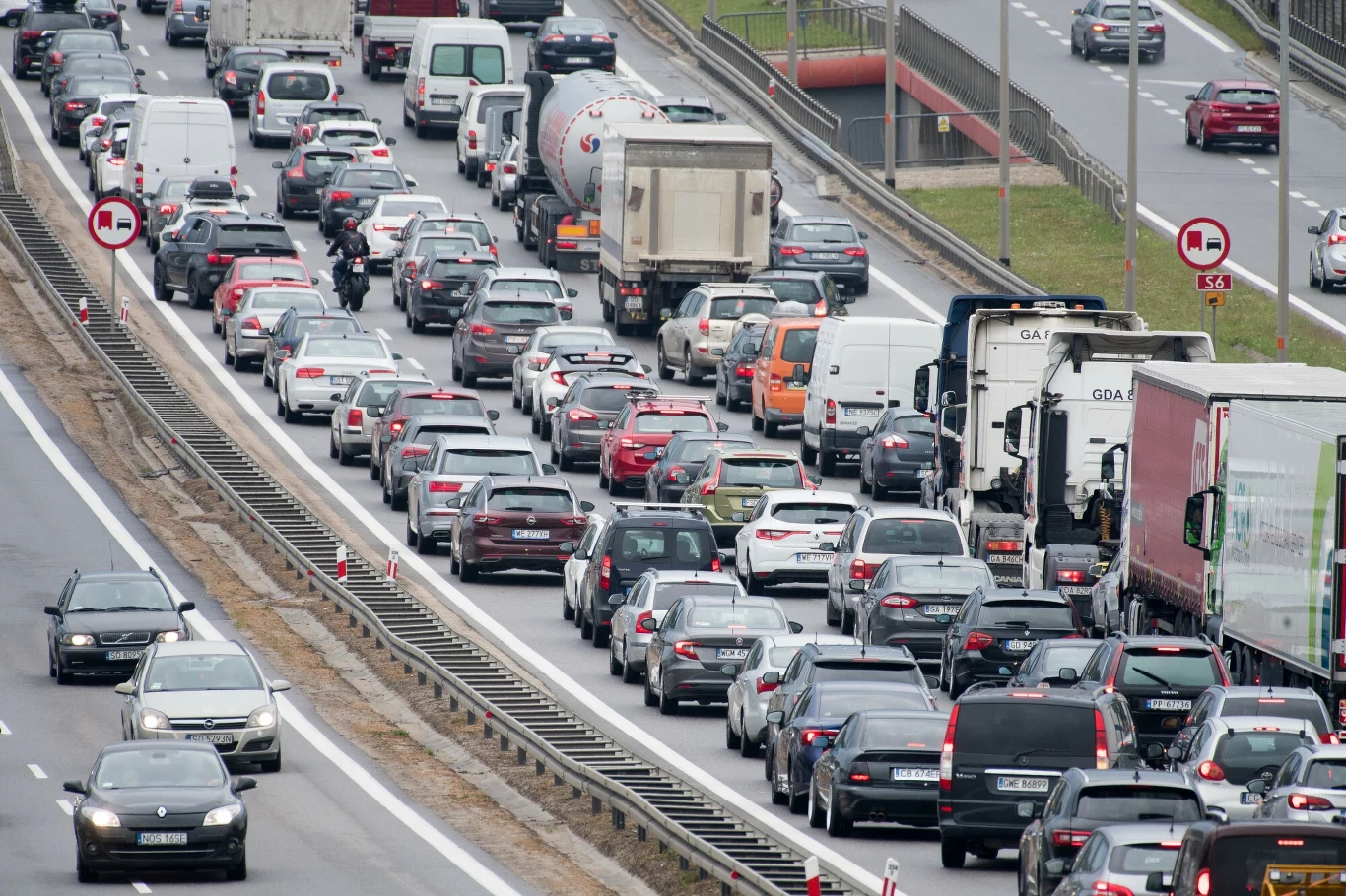 Rządzący zapowiadają, że podatek od samochodów zostanie wykreślony z KPO Rządzący zapowiadają, że podatek od samochodów zostanie wykreślony z KPO